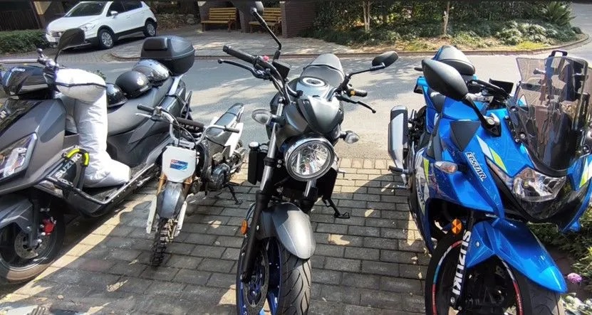 浩子的铃木全家福 左起:uy125,sv650,gsx250r对于浩子来说,铃木不仅仅